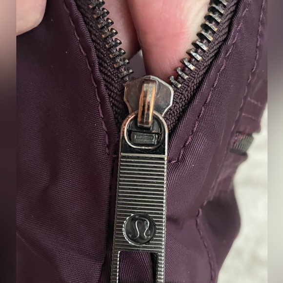 COPY - Lululemon 5L - 3 outside pockets - mesh pocket and zippered pocket insid… - Picture 3 of 12